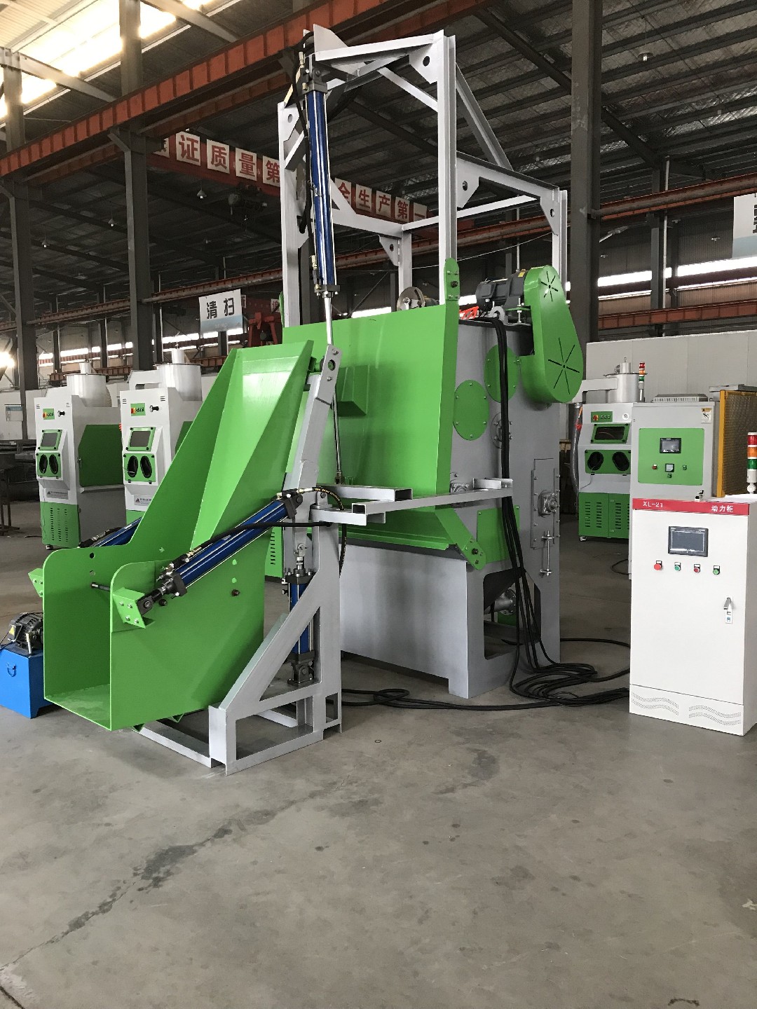 TB-SF300KG-6A自動上下料履帶式自動噴砂機，履帶液體自動噴砂機，自動液體噴砂機-此設(shè)備是針對（小零件類）工件而設(shè)計制作的專用噴砂機設(shè)備。原理是以壓縮空氣作為加速動力，通過輸送氣管進···